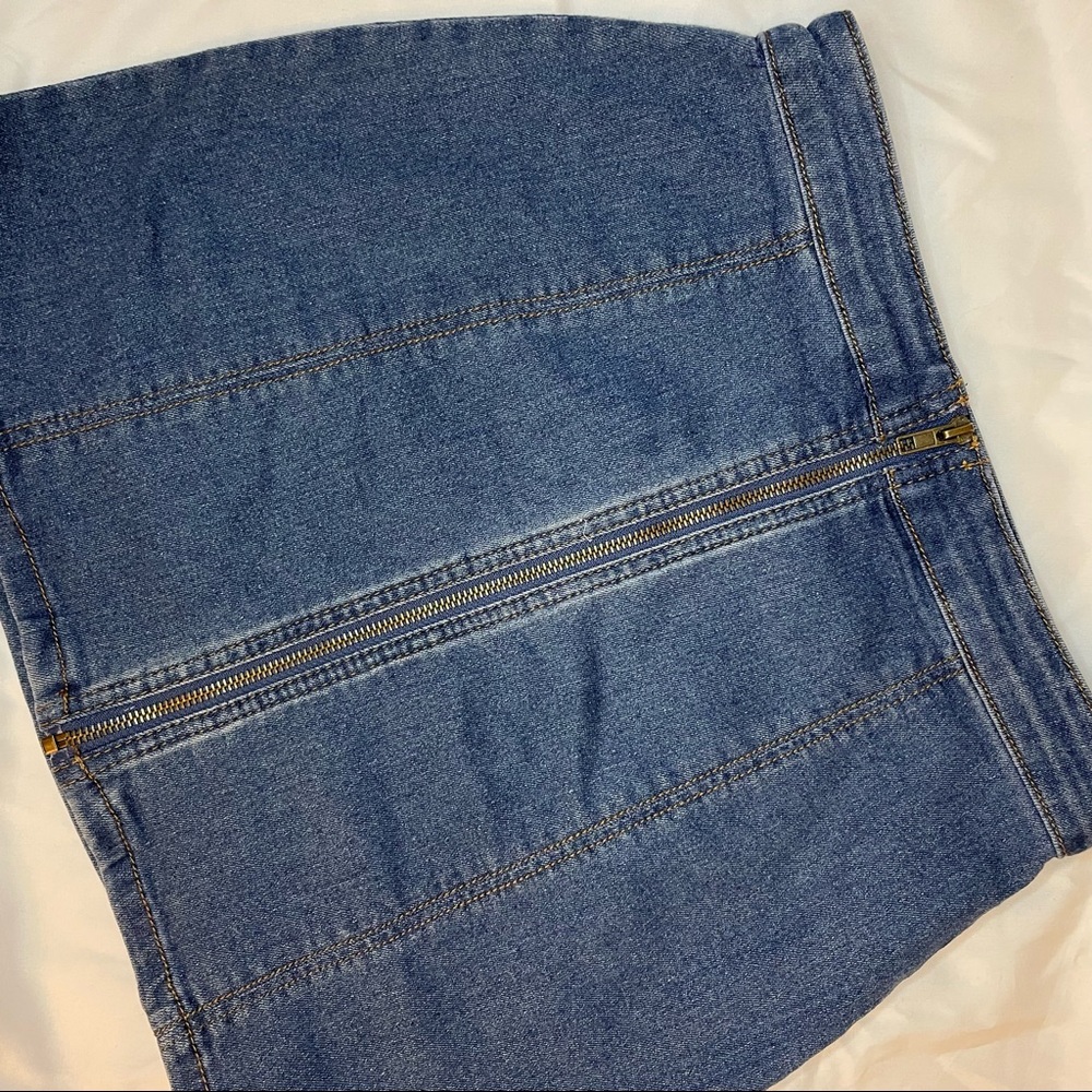 Denim skirt with zip